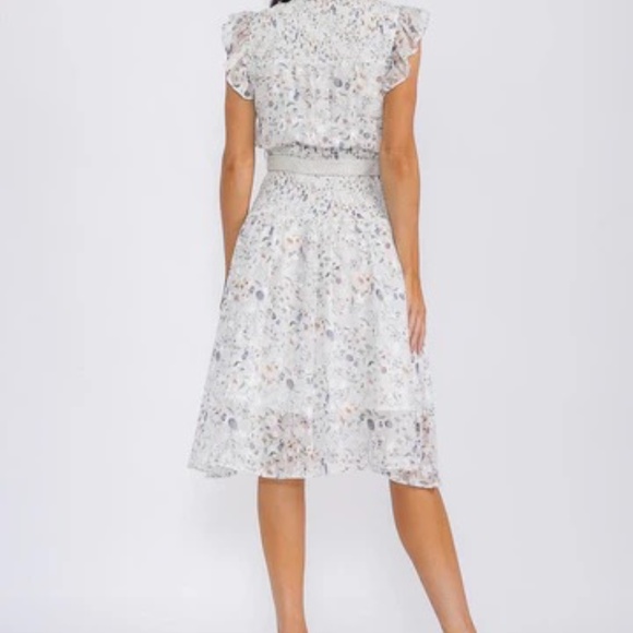 WOMEN'S SLEEVELESS SMOCK BELTED FLORAL PRINT MIDI DRESS IN WHITE - Picture 4 of 4